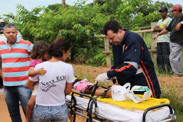 Ve&iacute;culo com duas crian&ccedil;as capota em estrada e condutora fica ferida