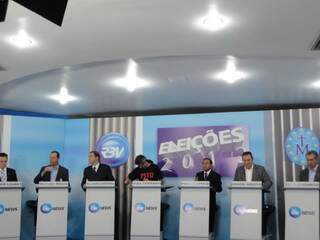 Candidatos à Prefeitura de Campo Grande no primeiro debate, realizado nesta noite (Foto: Val Reis)