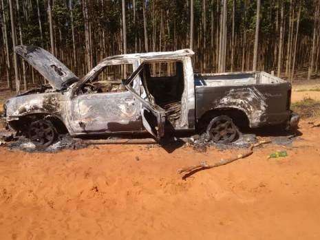 Pol&iacute;cia encontra caminhonete queimada com corpo carbonizado em Coronel Sapucaia