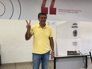 Murilo faz sinal da vitória logo após votar em Dourados (Foto: Carol Oliveira)