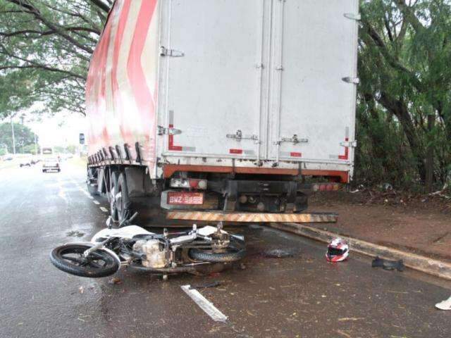 Mulher fica ferida ap&oacute;s motocicleta parar embaixo de caminh&atilde;o parado
