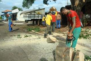 Equipes da prefeitura estão trabalhando na limpeza das regiões atingidas pela chuva: (Foto: Casimiro Silva/PMCG)