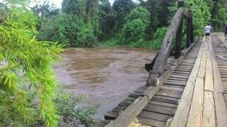 Rio Nioaque tem enchido com as chuvas e já ameaça pontes da região. (Foto: Direto das Ruas)