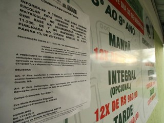 Comunicado do fechamento do ensino fundamental, afixado em quadro de avisos do Colégio Ambiental no dia 29. (Foto: André Bittar)