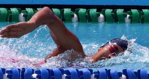 Em 4° no Brasileiro, nadadora defende título do Estadual de natação no Rádio