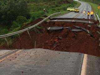 A via desmoronou por conta das chuvas, em dezembro do ano passado (Foto: Direto das Ruas)