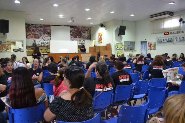 Professores mant&ecirc;m greve e 95 mil podem ficar sem aula at&eacute; quinta