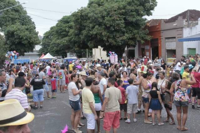 Cord&atilde;o Valu abre alas para as crian&ccedil;as e festa come&ccedil;a com muita fantasia