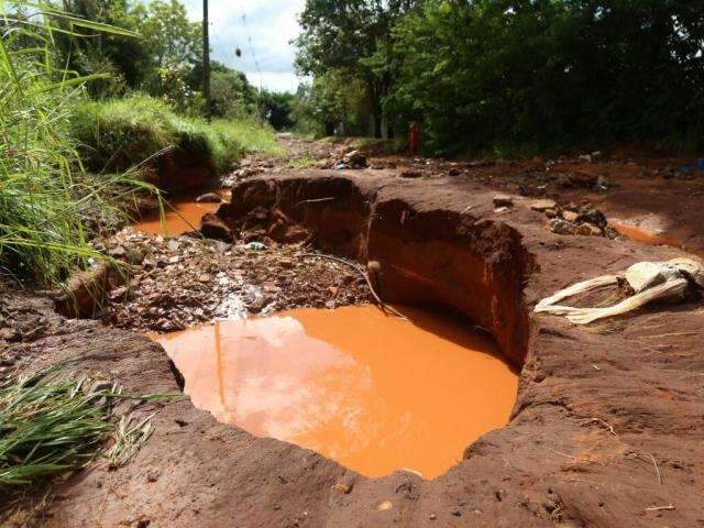 Moradores da Ch&aacute;cara dos Poderes ficam mais uma vez ilhados e sem &aacute;gua