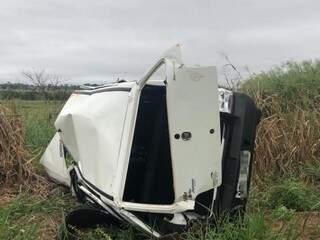 Fiat Uno destruído às margens da rodovia após acidente (Foto: José Almir Portela/Nova News)