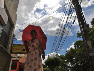 Em dias de sol forte, guarda-chuva muda de função para proteger moradores dos raios ultravioletas. (Foto: João Garrigó)