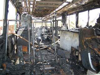 Ônibus, com todos os móveis e materias de trabalho do artesão, foi destruído. 