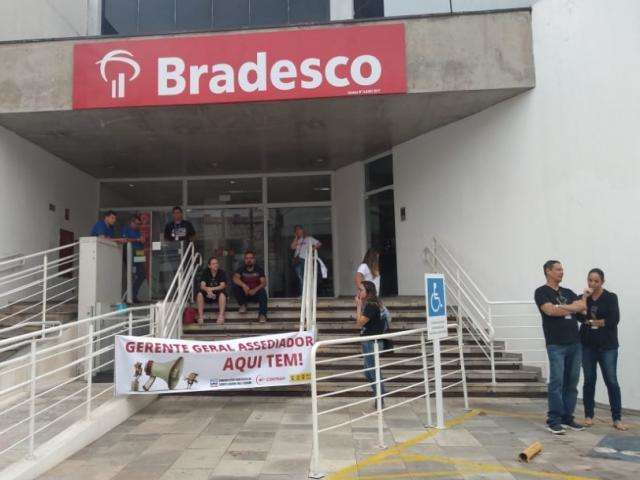 Funcion&aacute;rios denunciam gerente de banco por humilha&ccedil;&otilde;es e cobran&ccedil;a abusiva
