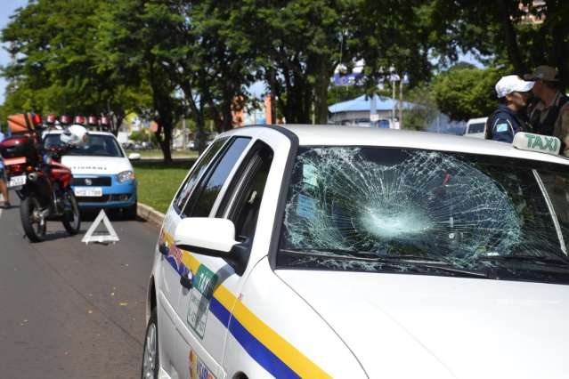 Idoso &eacute; atropelado por t&aacute;xi na avenida Afonso Pena 