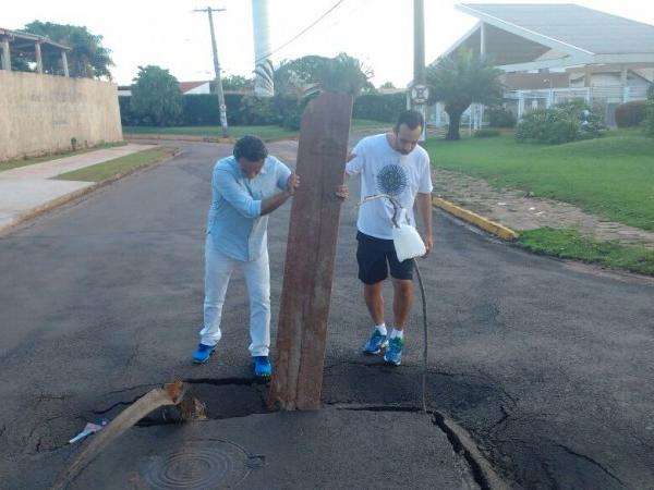 Asfalto cede no Carand&aacute; e prefeito busca madeira para sinalizar &quot;armadilha&quot;