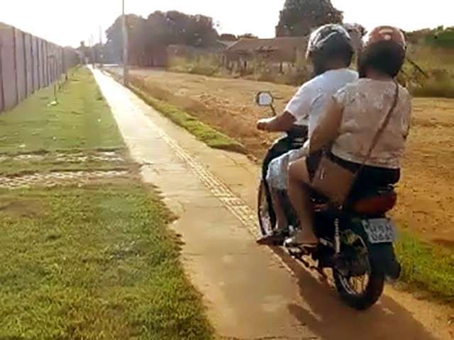 Motociclistas invadem cal&ccedil;ada para encurtar trecho no bairro S&atilde;o Conrado