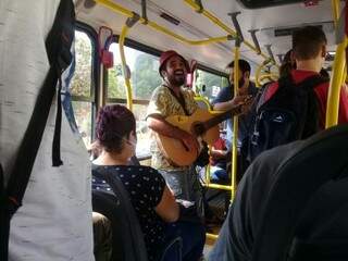 O cantor tocava animado em meio aos passageiros do transporte público. (Foto: Graziella Almeida)