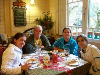 Denise (primeira à esquerda) com o pai João Eduardo, a mãe Rosinei e a irmã Daniela, em viagem a Gramado (RS) (Foto: Orkut)