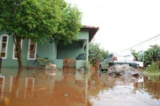 Chuva de 15 minutos foi suficiente para alagar casa no Santo Antônio (Foto: Marcos Ermínio)