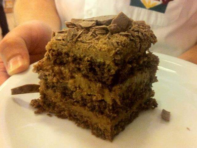 Torta e bolo de chocolate que colocam ovo de P&aacute;scoa no chinelo