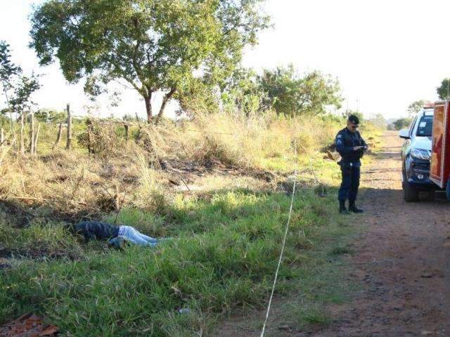  Homem &eacute; encontrado morto com pelo menos dois tiros na cabe&ccedil;a 
