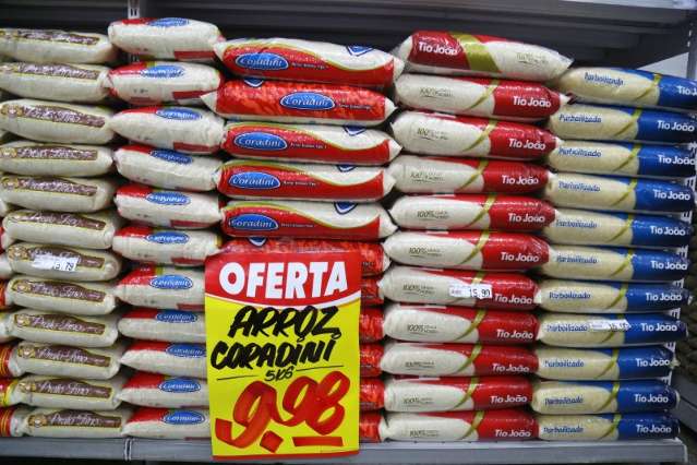 Tradicionais na mesa, arroz e feij&atilde;o est&atilde;o pesando bem mais no bolso