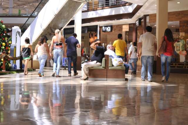 Shoppings abrem normalmente e algumas lojas fecham no Centro