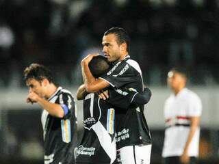 Equipe da Ponte Preta, jogando em casa, comemora único gol da partida (Foto: Gazeta Esportiva)