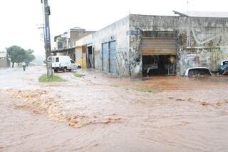 Água causou alagamento no Santo Eugênio, na saída para São Paulo (Foto: Cleber Gellio)