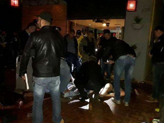 Atiradores em boate no Paraguai fugiram para o Brasil, diz pol&iacute;cia