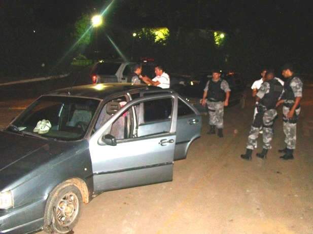  Ao prestar ajuda a motociclistas acidentados, fam&iacute;lia tem carro baleado