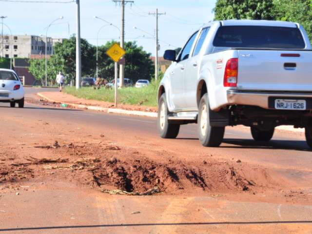  Buraco em avenida causa dois acidentes em uma hora