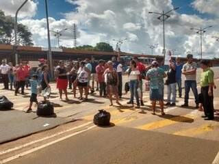 Ambulantes fecharam Gury Marques em frente a terminal (Foto: Christiane Reis)