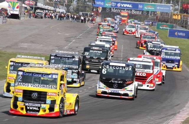 F&atilde;s da F&oacute;rmula Truck v&atilde;o ter &ocirc;nibus para o aut&oacute;dromo dia 12 de abril