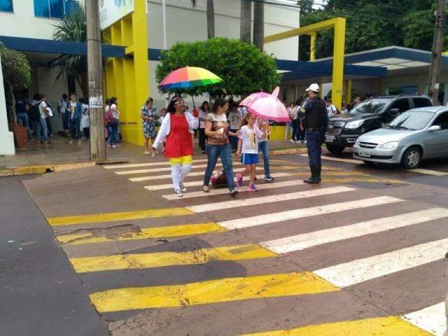 Com início das aulas, Agetran faz conscientização em porta de escola