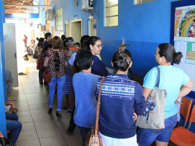 Com vacina liberada, unidades de sa&uacute;de t&ecirc;m filas desde cedinho