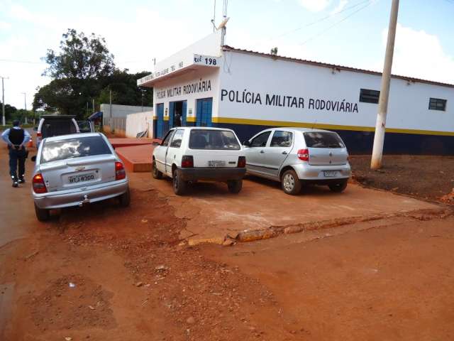 Quatro homens s&atilde;o presos ao levarem carros roubados para o Paraguai