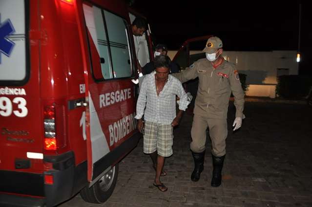 Distra&iacute;do, homem &eacute; picado por cobra enquanto abria porteira de pesqueiro