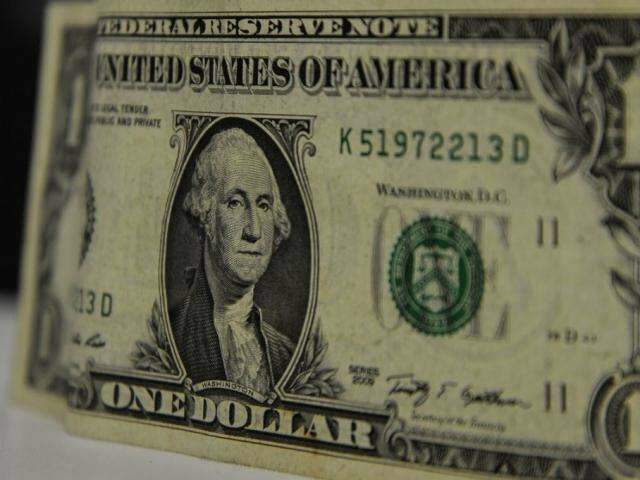 Em queda, d&oacute;lar chega a R$ 3,82, menor valor em quase 3 semanas
