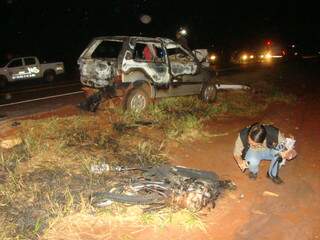 Carro e moto ficaram destruídos (Foto: Osvaldo Duarte/Dourados News)