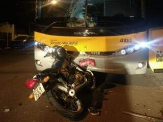 Moto atingiu ônibus de frente na Rua Colombo (Foto: Divulgação)