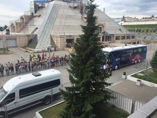 Em grupo bem menor do que na chegada, muitos torcedores foram se despedir da Seleção na frente do hotel em Kazan