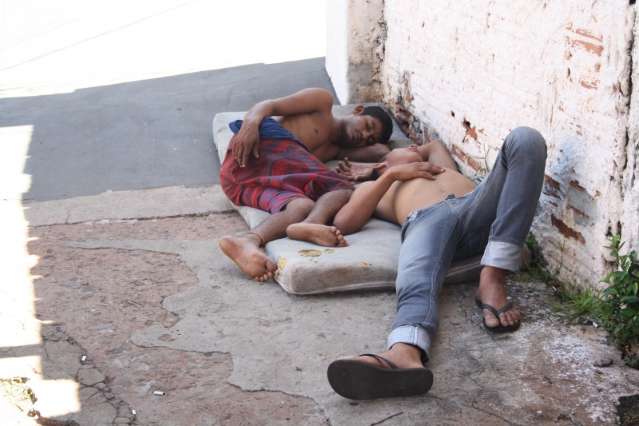 Moradores de rua assustam lojistas e usam at&eacute; rede para dormir no Centro