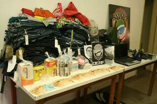 Dinheiro e mercadorias produtos de furtos praticados pela quadrilha. (Foto: Arquivo)