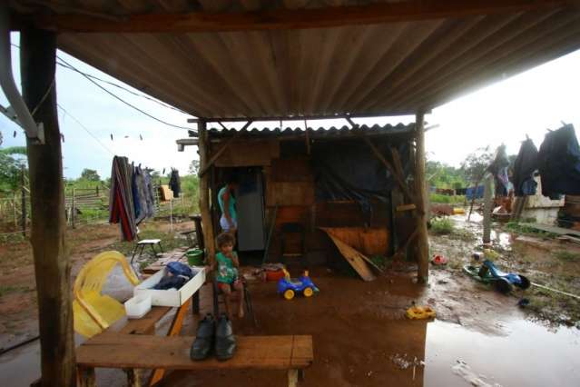 Temporal destelha barracos e torna vida mais prec&aacute;ria em favela 