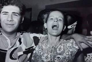 Em 1971, Lúcia e o marido Edson, quando ainda namoravam. Foto do baú da família Chaia. (Foto: Arquivo Pessoal)