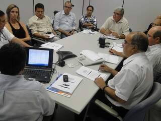 Marun (ao fundo, de óculos) participou de reunião em Brasília sobre aplicação de recursos do PAC. (Foto: Divulgação)