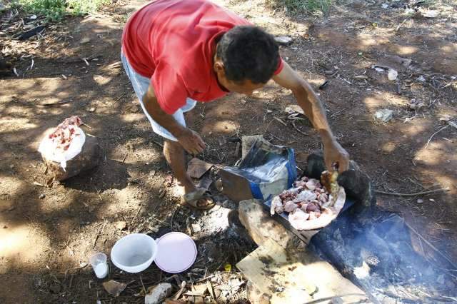 No feriado, doa&ccedil;&atilde;o vira churrasco improvisado para moradores de rua