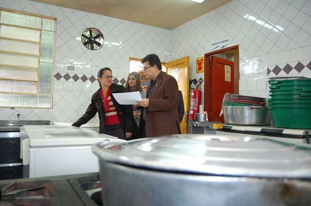 De surpresa, Olarte visita escola no Santa Em&iacute;lia, fiscaliza obra e merenda