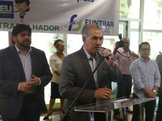 Governador Reinaldo Azambuja durante discurso na sede da Funtrab (Foto: Leonardo Rocha)
